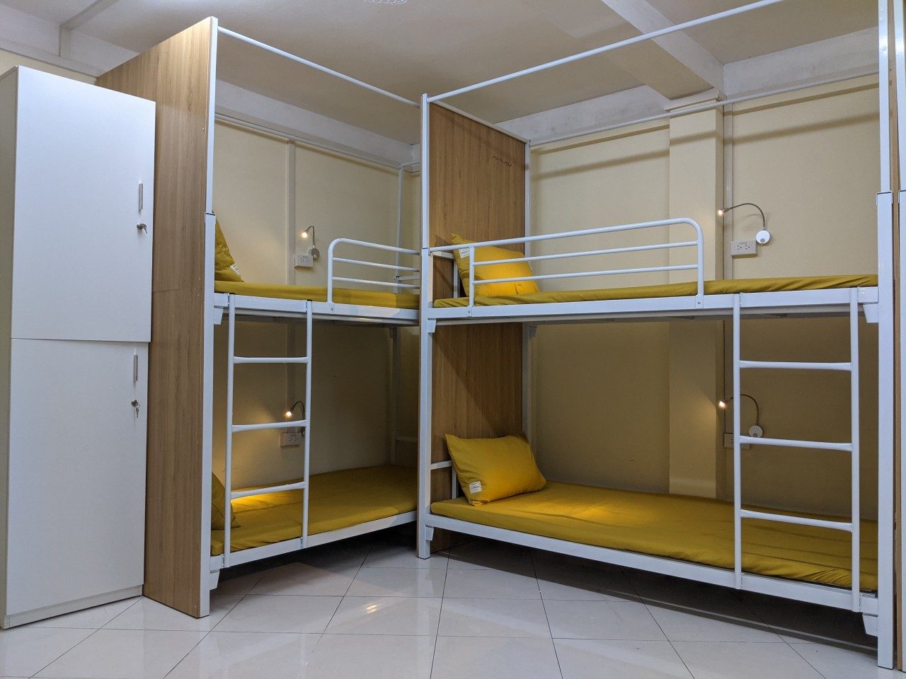 Giường tầng homestay khung rèm có vách gỗ