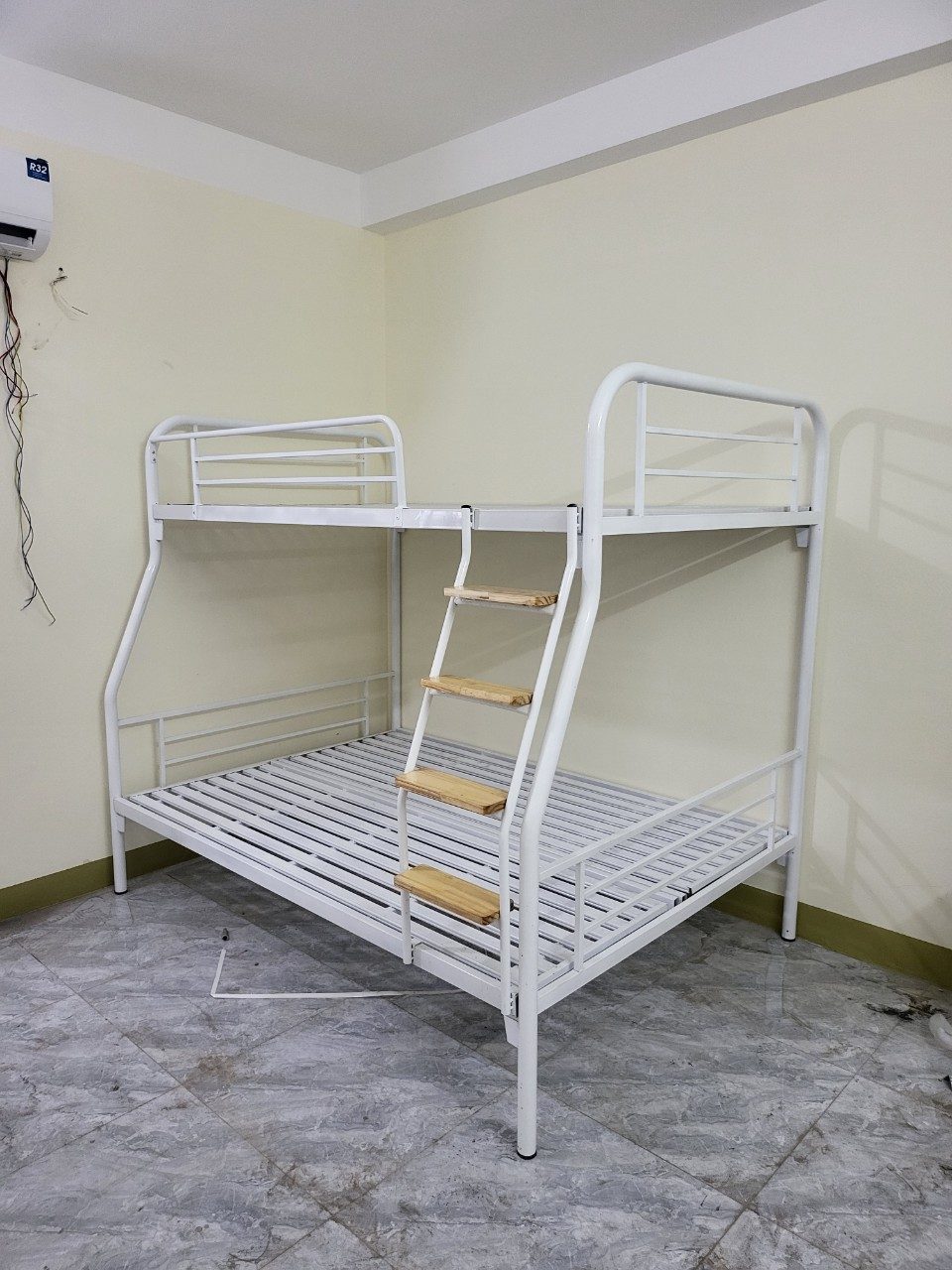 Giường tầng sắt lệch tầng ống tròn rộng 1m4/1m6